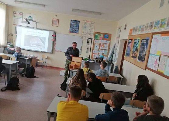 Warsztaty o jeżach szkole w Karwii; fot.szkoła
