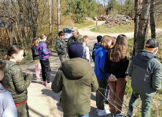 Grupa uczniów w lesie - rozpoznawianie głosów ptaków. (Fot. SP w Leśniewie)