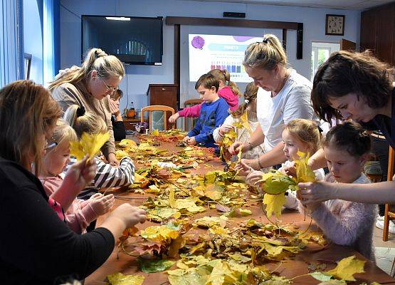 Uczestnicy tworzą ozdobne wieńce z darów jesieni - owoców, gałązek i liści