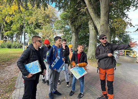 Zajęcia na ladzie - uczniowie w Puckim parku na skraju klifu