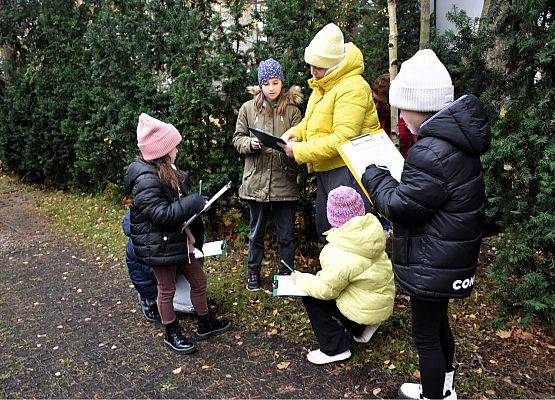 Gra terenowa - uczestnicy szukają zdjęć ptaków i ukrytych haseł do krzyżówki