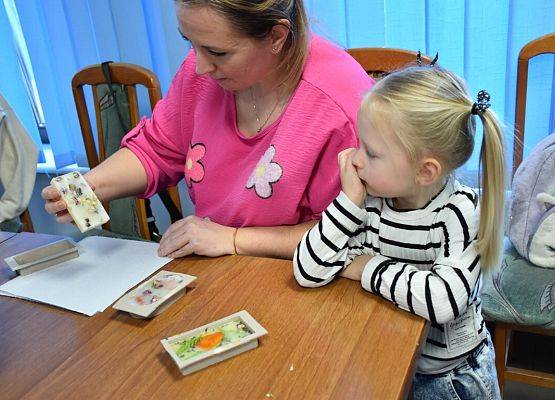 Pani z dziewczynką oglądają swoje tabliczki woskowe