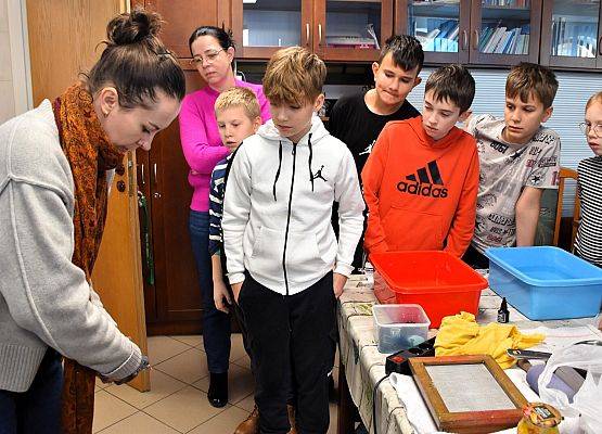 Ornitolog-obrączkarz z grupą dzieci na sali edukacyjnej