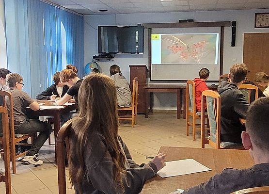 Uczestnicy rozwiązujący test z rozpoznawania gatunków wyświetlonychna rzutniku.