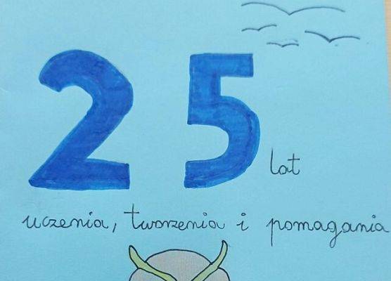Rysunek-kartka na 25 lecie z sową i treść"25 lat uczenia, tworzenia i pomagania