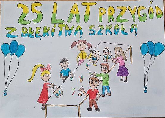 Rysunek-dzieci podczas warsztatów Przyrodnicze elementy w hafcie kaszubskim. Napis "25 lat przygód z Błękitną Szk.iki, na górze