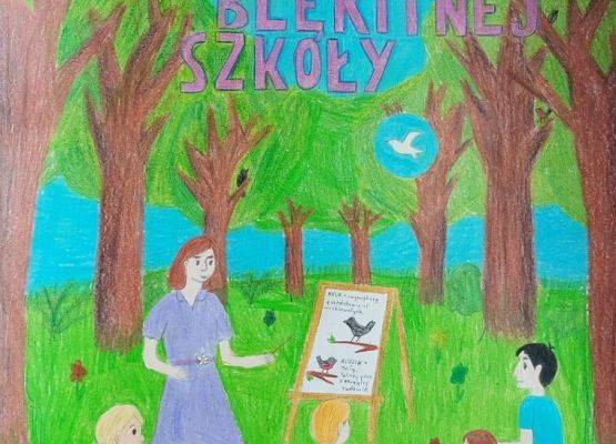Rysunek. Na łące wśród drzew pani prowadzi lekcję o ptakach. Na trawie siedzi czworo dzieci i słucha