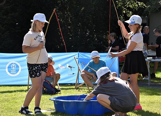 Jakie ryby żyjąw Bałtyku? Złów i poznaj gatunki Troje dzieci łowi wędkami drewniane rybki z opisami