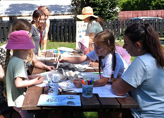 Kącik plastyczny Głównie dzieci (ok 6 os) malują na torbach płóciennych elementy przyrody nadmorskiej i wzory kaszubskie