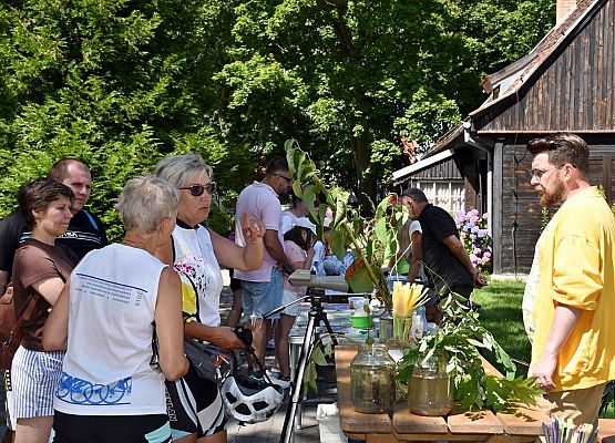 Rośliny obce i inwazyjne w Nadmorskim Parku Krajobrazowym i nietylko Uczestnicy (ok 5 os) przy stoisku o gatunkach inwazyjnych. W tle inne stoiska