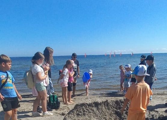 Ok 10 osób w trakcie warsztatów na plaży