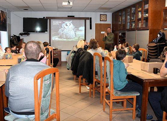Grafika Rodzinna sobota - budujemy karmniki