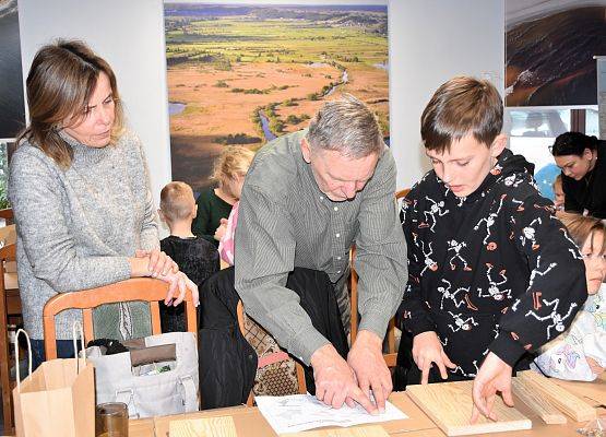 Grafika Rodzinna sobota - budujemy karmniki