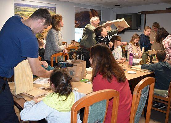 Grafika Rodzinna sobota - budujemy karmniki