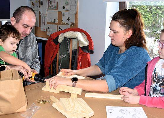 Grafika Rodzinna sobota - budujemy karmniki