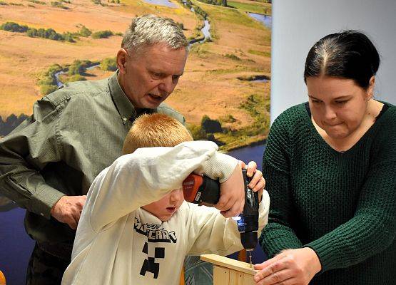 Grafika Rodzinna sobota - budujemy karmniki