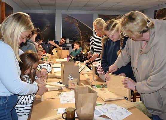 Grafika Rodzinna sobota - budujemy karmniki