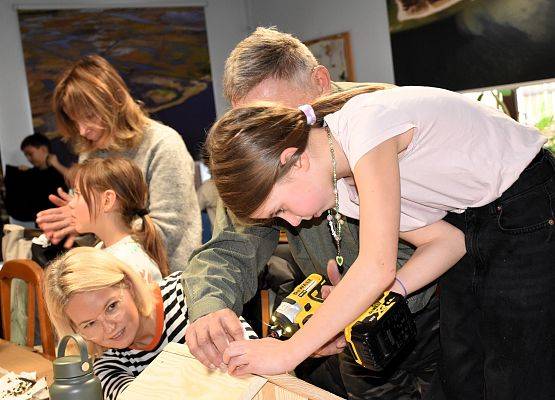 Grafika Rodzinna sobota - budujemy karmniki