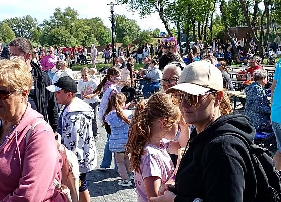 Bardzo dużo ludzi na placu gdzie odbył się festyn