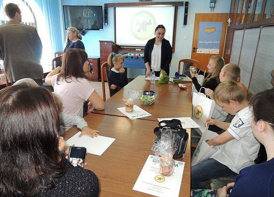 Grafika Wręczenie nagród w konkursie przyrodniczym na najciekawszy domek dla owadów.