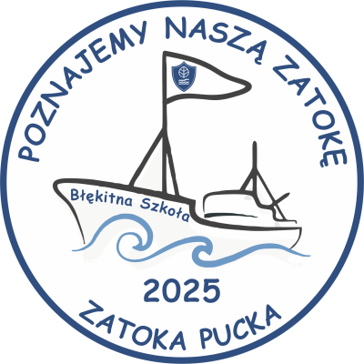 W okręgu ilustracja kutra na fali. Na górze hasło akcji, na dole napis Zatoka Pucka