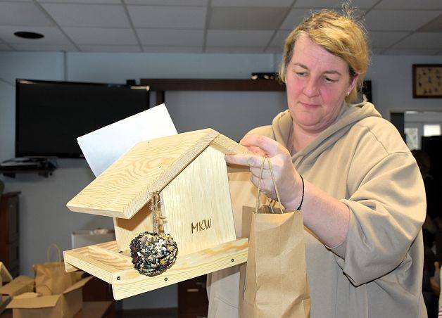 Grafika Rodzinna sobota - budujemy karmniki